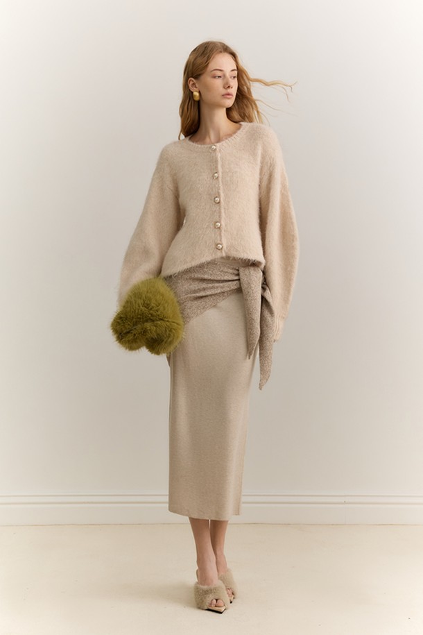 베이직한 디자인의 여성용 리듀싱 니트 카디건입니다. 부드러운 울 소재로 제작되어 가을과 겨울에 따뜻하게 착용할 수 있습니다. 레귤러 핏에 라운드넥, 긴 소매 기장으로 편안한 착용감을 선사하며, 싱글 버튼 여밈으로 깔끔한 실루엣을 연출합니다. 미니멀하고 클래식한 스타일로 출근룩이나 모임룩 등 다양한 TPO에 활용 가능하며, 무지 디자인으로 어떤 옷에도 쉽게 매치할 수 있습니다. 두꺼운 두께감으로 포근함을 더한 니트 카디건입니다.
