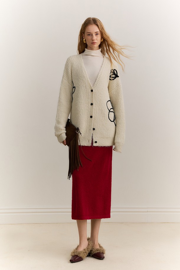 **루즈 디자인 니트 가디건**

부드러운 촉감의 루즈핏 니트 가디건입니다. 가을, 겨울 시즌에 어울리는 두꺼운 두께감으로 포근하게 착용할 수 있습니다. 미니멀하고 베이직한 스타일로, 심플한 디자인과 톤온톤 배색이 특징입니다. 브이넥 라인과 긴 소매 기장으로, 출근룩이나 모임룩 등 다양한 TPO에 활용 가능합니다. 폴리에스테르, 울, 나일론 혼방 소재로 제작되었습니다.
색상은 화이트, 베이지, 블루 3가지로 출시되었습니다.
