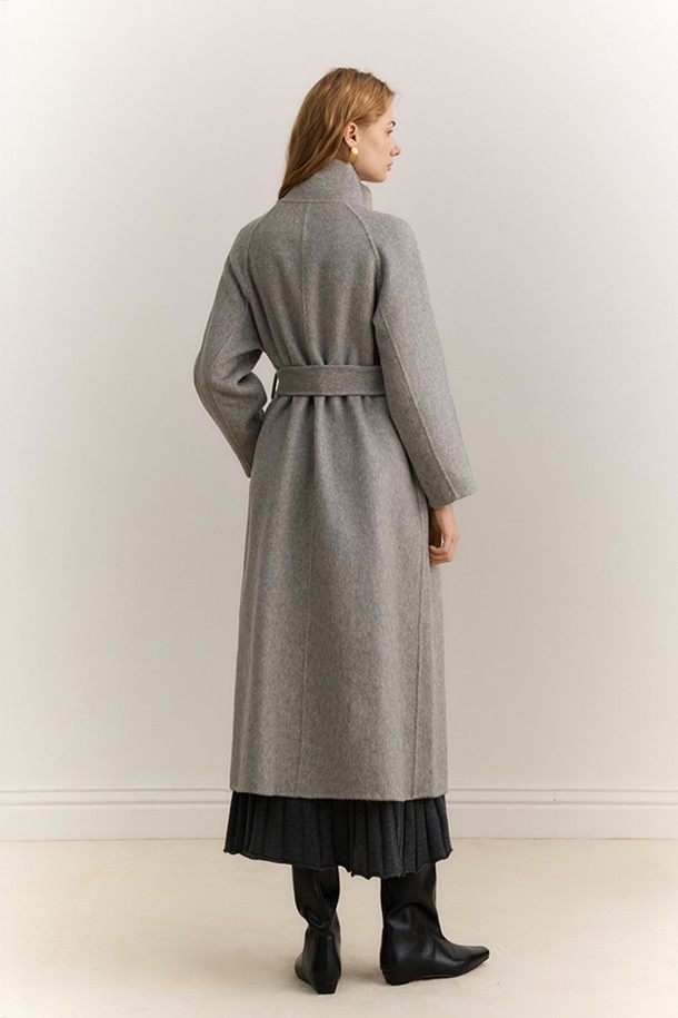 세련된 겨울 스타일을 완성해줄 윈터 하이엔드 루즈 코트입니다. 부드러운 울 소재로 제작되어 뛰어난 보온성과 고급스러운 촉감을 선사하며, 롱 기장과 넉넉한 루즈핏으로 편안하면서도 우아한 실루엣을 연출합니다. 클래식하고 미니멀한 디자인에 벨트 디테일과 하이넥으로 포인트를 더해 엘레강스한 분위기를 강조하며, 오피스룩, 출근룩, 모임룩 등 다양한 TPO에 활용 가능합니다. 그레이 컬러의 싱글 코트로, 버튼 여밈 방식과 긴 소매 기장으로 세련된 마무리를 더했습니다.
