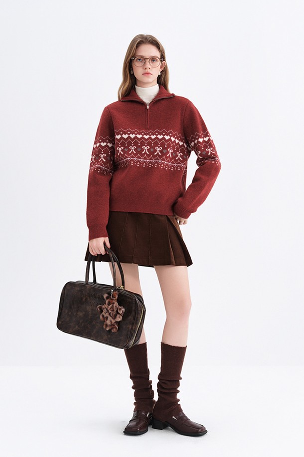 레드와 화이트 컬러 배색이 돋보이는 페어 아일 하프 집업 스웨터입니다. 울 소재로 제작되어 부드러운 촉감과 뛰어난 보온성을 자랑하며, 가을/겨울 시즌에 따뜻하게 착용할 수 있습니다. 레귤러 핏과 하프넥 디자인으로 클래식하면서도 캐주얼한 스타일을 연출합니다. 데이트룩, 모임룩 등 다양한 TPO에 활용 가능하며, 미니멀한 스타일을 선호하는 분들께 추천합니다. 특히 노르딕 패턴과 집업 디테일이 포인트로, 겨울철 스타일링에 포인트를 더해줍니다.
