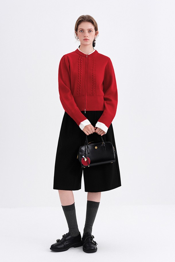 레드 컬러의 레이어드 지퍼 카디건입니다. 여성 의류로, 가을과 겨울에 따뜻하게 착용할 수 있는 두꺼운 소재의 하이넥 크롭 기장 니트/스웨터입니다. 클래식 무드의 무지 디자인에 프릴 디테일이 더해져 걸리시한 분위기를 연출합니다. 데이트룩, 모임룩에 적합하며, 레귤러핏으로 편안하게 착용 가능합니다. 긴 소매와 집업 스타일로, 미니멀하면서도 스타일리시한 룩을 완성해 보세요.
