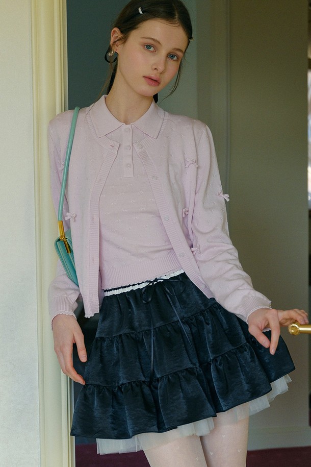 체스트 핑크 보우 니트 가디건은 부드러운 촉감의 폴리에스테르, 나일론, 실크 혼방 소재로 제작되어 우아하고 로맨틱한 분위기를 연출합니다. 얇은 두께감과 긴 소매 기장으로 봄, 가을에 활용하기 좋으며, 스위트하트넥과 리본 장식, 드레이핑 디테일이 여성스러운 매력을 더합니다. 핑크 파스텔 톤과 레귤러핏 디자인으로 데이트룩, 카페룩, 모임룩 등 다양한 TPO에 맞춰 로맨틱, 클래식, 미니멀 스타일을 연출할 수 있습니다. 무지 패턴으로 어떤 하의와도 쉽게 매치하여 세련된 스타일링을 완성할 수 있습니다.
