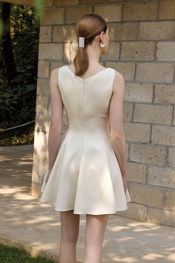 아이보리 색상의 YY_Waist cinching age-reducing dress는 허리 라인을 강조하는 디자인으로, 플레어 실루엣이 돋보이는 미니 원피스입니다. 폴리에스테르와 비스코스 혼방 소재로 제작되었으며, 안감이 있어 편안하게 착용할 수 있습니다. 라운드넥 디자인에 민소매 스타일로 봄, 여름 시즌에 우아하고 미니멀한 일상룩을 연출하기에 좋습니다.
