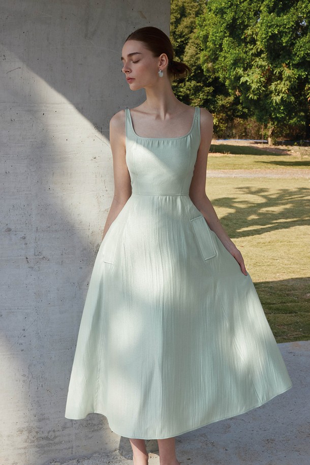 여성용 YY_Sleeveless 서스펜더 미디 드레스는 산뜻한 라이트 그린 색상의 A라인 플레어 스커트가 특징이며, 봄, 여름 시즌에 어울리는 우아하고 미니멀한 스타일을 연출합니다. 부드러운 비스코스와 나일론 혼방 소재로 제작되었으며, 얇은 두께와 레귤러 핏으로 편안한 착용감을 제공하고, 스퀘어넥 디자인과 포켓 디테일이 돋보입니다. 안감이 있어 비침을 방지하며, 무지 패턴이 특징인 민소매 서스펜더 미디 드레스로 일상에서 세련된 스타일을 완성할 수 있습니다.
