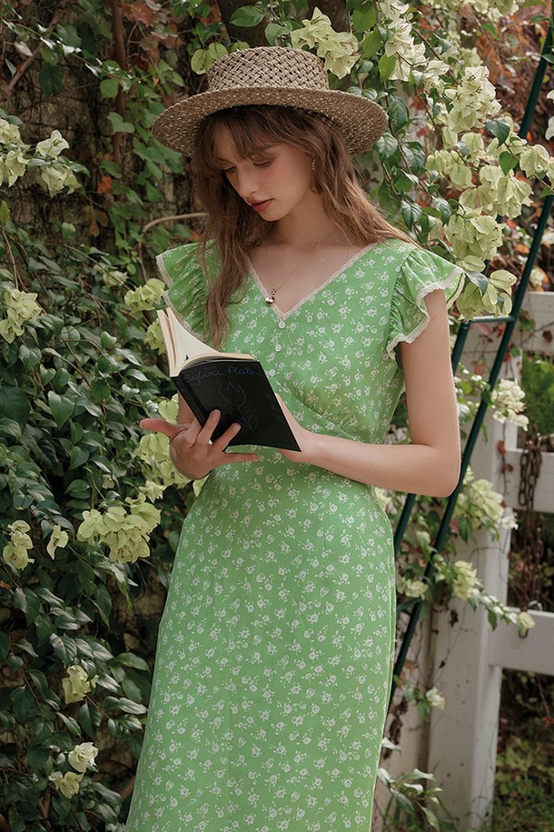 라임 또는 그린 색상의 SR_Lime wild v-neck 로맨틱 원피스를 만나보세요. 봄, 여름에 어울리는 브이넥 A라인 미디 원피스로, 도트 및 플라워 패턴과 자수 디테일이 특징입니다. 폴리에스테르 소재로 제작되었으며, 안감이 있고 허리 뒷부분 조절 끈이 있어 여성스러운 실루엣을 연출합니다.
