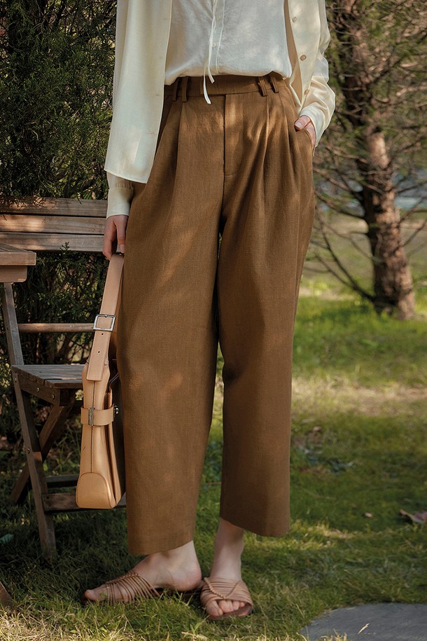 SR 워킹 컴포터블 릴랙스드 팬츠는 편안한 착용감을 선사하는 여성용 와이드 팬츠입니다. 부드러운 레미와 면 혼방 소재로 제작되어 통기성이 뛰어나 봄, 여름 시즌에 시원하게 입을 수 있습니다. 브라운 컬러의 무지 디자인에 '레트로' 감성을 더해 클래식하고 우아한 스타일을 연출합니다. 데이트룩이나 카페룩에 어울리며, 레귤러 핏과 긴 기장으로 편안함과 멋을 동시에 잡았습니다. 여성스러운 디테일이 돋보이는 얇은 두께의 와이드 팬츠입니다.
