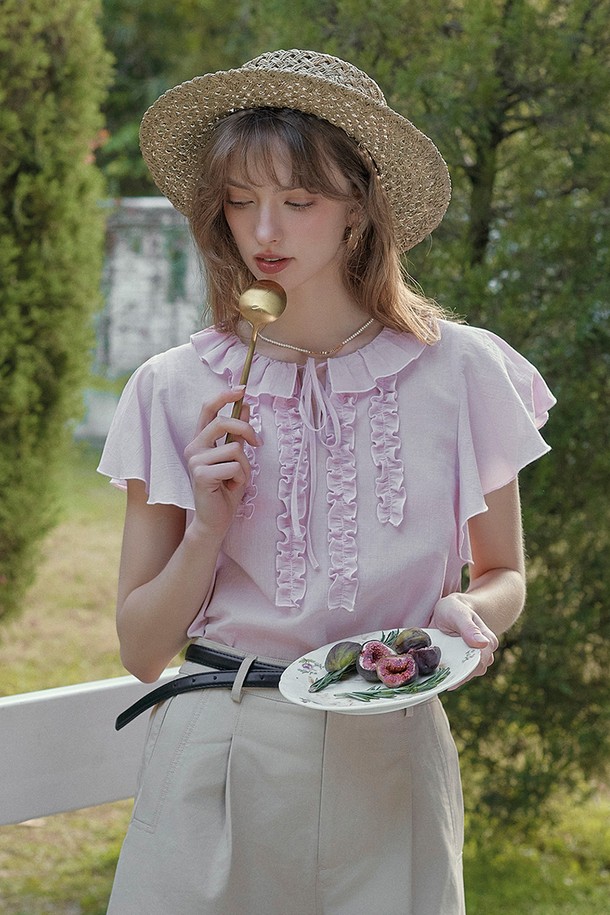 SR_Raspberry forest top은 부드러운 면 소재의 얇은 두께로 제작된 여성용 반소매 티셔츠입니다. 은은한 라이트 핑크 색상에 프릴과 리본 디테일이 더해져 우아하고 페미닌한 무드를 연출하며, 레트로 스타일까지 아우릅니다. 라운드넥 디자인의 레귤러 핏으로 편안하게 착용할 수 있으며, 안감이 있어 부담 없이 일상에서 즐겨 입기 좋습니다.
