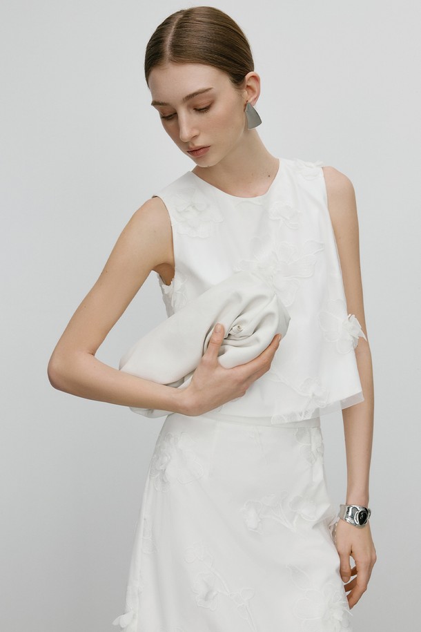 WD_Flower 민소매 탑은 부드러운 폴리에스테르 소재로 제작되어 편안한 착용감을 선사합니다. 화이트 컬러의 무지 디자인에 뒷면 리본 디테일과 레이어드 디자인이 더해져 미니멀하면서도 세련된 스타일을 연출하며, 얇은 두께감으로 봄 시즌에 적합합니다. 라운드넥 레귤러핏으로 어떤 하의와도 잘 어울리며, 구조적인 실루엣이 돋보입니다.
