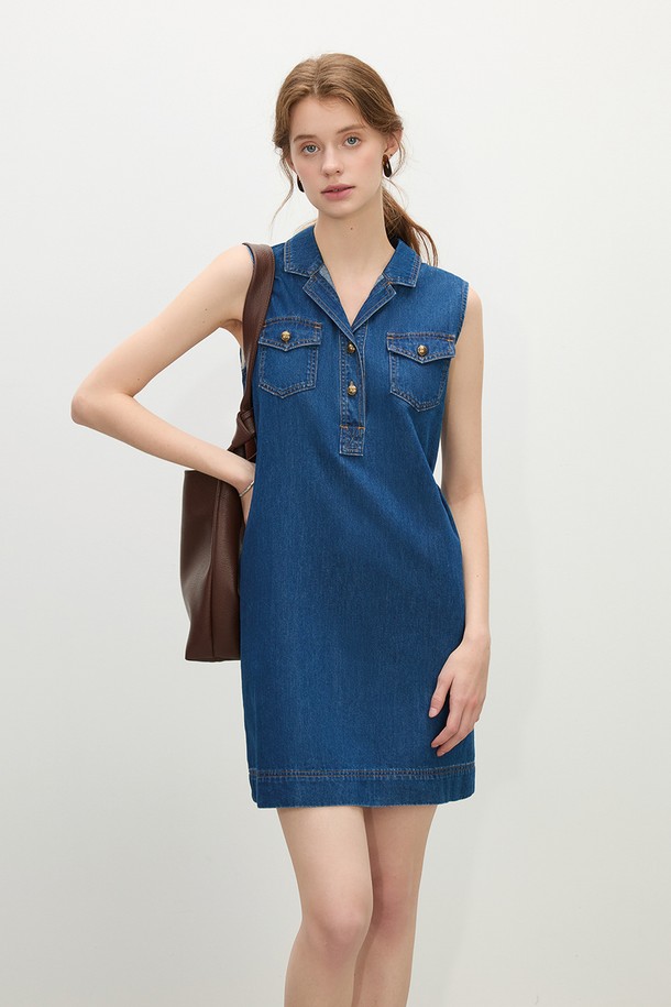 WD 데님 민소매 원피스는 캐주얼한 스타일의 여성 의류입니다. 봄, 여름에 어울리는 무지 디자인의 블루 컬러 원피스로, 면과 폴리에스테르 혼방 소재로 제작되었습니다. 안감이 있어 비침 걱정 없이 편안하게 착용할 수 있으며, 벨트가 포함되어 있어 다양한 스타일 연출이 가능합니다. 동네 마실룩이나 여행룩으로 활용하기 좋은 아이템입니다.
