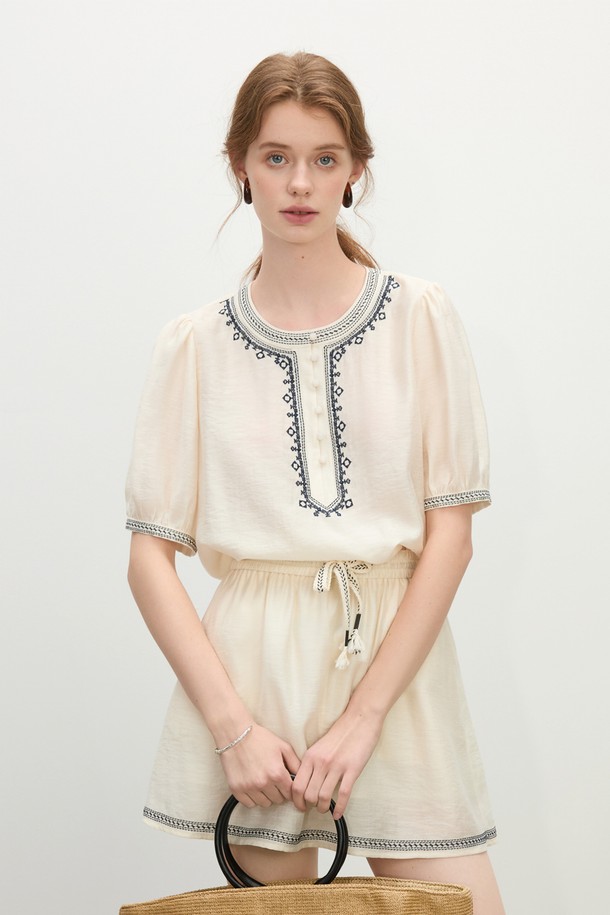 아이보리 색상의 여성용 보헤미안 자수 셔츠는 부드러운 LYOCELL 및 POLYAMIDE 혼방 소재로 제작되었으며, 브리즈 플러터 모먼트 디자인이 돋보입니다. 얇은 두께의 루즈핏 블라우스로, 라운드넥과 반소매 디자인이 특징이며, 봄, 여름철 일상복으로 적합합니다. 섬세한 자수 디테일이 우아한 무드를 더하며, 매칭 스커트는 별도로 구매할 수 있습니다.
