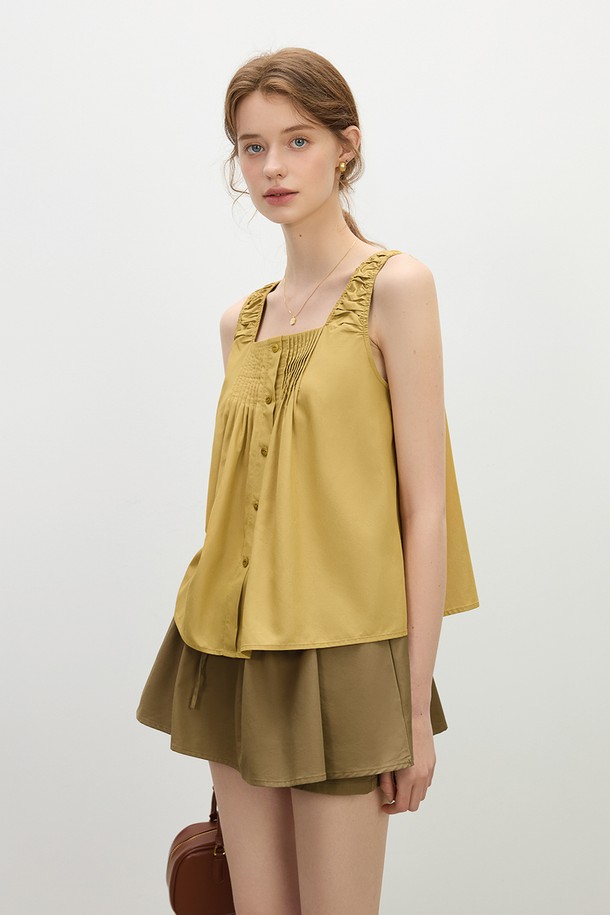 WD 플리츠 버튼 민소매 탑은 부드러운 비스코스, 나일론 혼방 소재로 제작되어 봄, 여름 시즌에 시원하고 편안하게 착용할 수 있습니다. 우아한 스퀘어넥 라인과 플리츠, 버튼, 프릴 디테일이 여성스러운 분위기를 연출하며, 레귤러핏과 무지 패턴으로 다양한 하의와 쉽게 매치할 수 있습니다. 머스타드 컬러의 민소매 디자인으로 세련된 일상 스타일을 완성해보세요.
