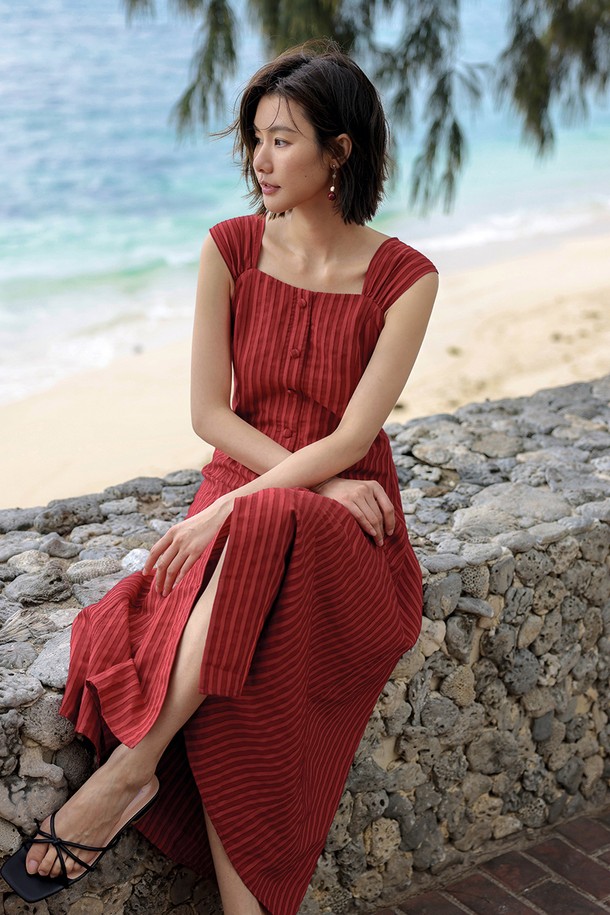 **레드 스트라이프 와이드 스트랩 드레스**

여성스러운 무드를 연출하는 레드 컬러의 스트라이프 패턴 원피스입니다. 폴리에스테르와 스판덱스 혼방 소재로 제작되어 편안한 착용감을 선사하며, 안감이 있어 비침 걱정 없이 입을 수 있습니다. 와이드 스트랩 디자인과 스퀘어넥 라인이 세련된 느낌을 더하고, 루즈핏 맥시 기장으로 우아한 분위기를 연출합니다. 데이트룩, 카페룩, 휴가룩 등 다양한 TPO에 활용 가능하며, 미니멀, 클래식, 리조트 스타일을 즐겨 입는 분들께 추천합니다.
