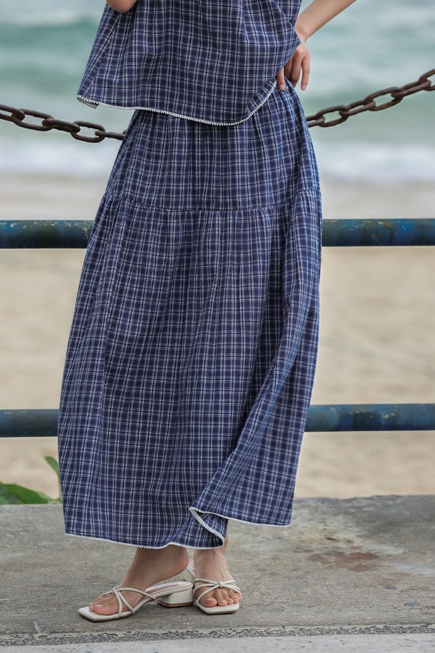 블루 플래드 체크 스커트는 여성스러운 실루엣을 연출해 주는 A라인 스커트입니다. 봄, 여름 계절에 어울리는 얇은 두께감과 가벼운 착용감이 특징이며, 미니멀한 스타일을 선호하는 분들께 적합합니다. 블루 컬러의 체크 패턴이 시원하고 산뜻한 느낌을 주며, 셀룰로오스와 폴리에스테르 혼방 소재로 제작되었습니다. 루즈핏으로 편안하게 착용 가능하며, 허리 조절이 가능하여 더욱 실용적입니다. 데이트룩, 동네 마실룩, 카페룩 등 다양한 TPO에 활용할 수 있습니다.
