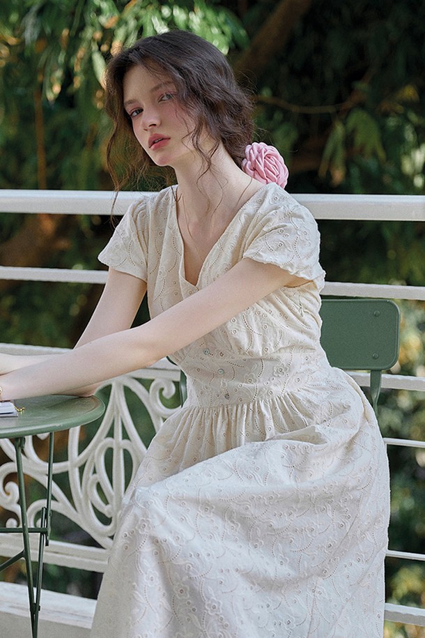 아이보리 색상의 컷아웃 자수 브이넥 원피스로, 면 소재를 사용하여 부드러운 촉감을 자랑하며 얇은 두께로 여름철에도 시원하게 착용할 수 있습니다. 허리 밴딩 디테일과 컷아웃 자수 디테일이 돋보이며, 안감이 있어 착용감이 좋고 미디 길이로 우아한 분위기를 연출합니다. 데일리룩은 물론 피크닉룩에도 잘 어울리는 레귤러핏 반소매 원피스입니다.
