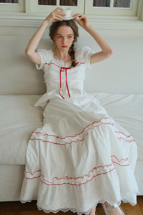 화이트 레이스 포켓 스커트입니다. 부드러운 면 소재로 제작되어 봄, 여름 시즌에 시원하게 착용하기 좋습니다. 우아한 분위기를 연출하는 A라인 핏의 맥시 기장 스커트로, 레이스 패턴과 리본 장식이 여성스러운 매력을 더합니다. 안감이 있어 비침 걱정 없이 편안하게 입을 수 있으며, 티어드 디테일이 돋보입니다. 데이트룩, 카페룩, 모임룩 등 다양한 TPO에 활용할 수 있으며, 클래식, 로맨틱, 미니멀 스타일을 즐겨 입는 분들께 추천합니다.
