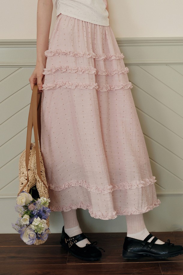 도트 러플 스커트입니다. 여성용으로, 봄과 여름에 어울리는 얇은 두께감의 A라인 스커트입니다. 부드러운 비스코스와 나일론 혼방 소재로 제작되었으며, 핑크 컬러에 도트 무늬가 더해져 우아한 분위기를 연출합니다. 셔링 디테일과 밴딩 허리, 안감이 있어 편안하게 착용 가능하며, 데이트룩, 카페룩, 봄 소풍룩 등 다양한 TPO에 활용할 수 있습니다. 로맨틱, 클래식, 걸리시 스타일을 즐기는 분들께 추천합니다.
