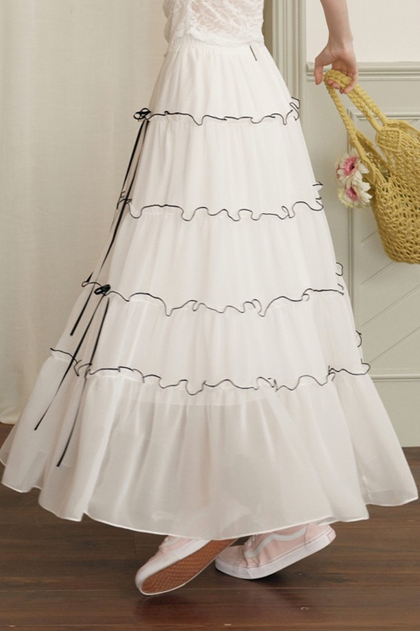 라인 리본 케이크 스커트는 여성스러운 분위기를 연출하는 A라인 스커트입니다. 얇은 두께의 폴리에스테르 소재로 제작되어 봄, 여름에 시원하게 착용하기 좋습니다. 화이트 컬러 바탕에 레이스 패턴이 더해져 우아하고 엘레강스한 스타일을 완성합니다. 허리 부분은 밴딩 처리되어 편안한 착용감을 제공하며, 데이트룩, 카페룩, 모임룩 등 다양한 TPO에 활용할 수 있습니다. 클래식, 로맨틱, 미니멀 스타일을 즐겨 입는 분들께 추천하며, 크롭탑과 함께 코디하여 더욱 세련된 룩을 연출할 수 있습니다.
