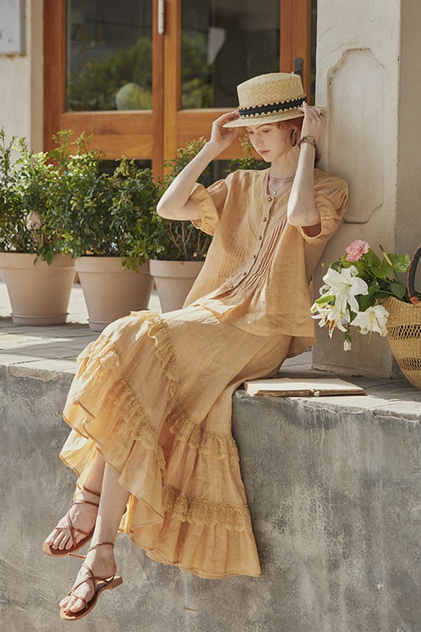 옐로우 컬러의 썸머 레이스 피시테일 스커트입니다. 우아하고 클래식한 스타일을 연출하며, 데이트룩, 카페룩, 모임룩에 잘 어울립니다. 얇고 부드러운 폴리에스테르 소재로 제작되어 통기성이 좋고 편안한 착용감을 선사합니다. 레이스 패턴과 플리츠 디테일이 여성스러운 실루엣을 강조하며, V넥 디자인과 안감 처리가 되어 있습니다. 머메이드 라인의 피시테일 스커트로, 로맨틱하고 미니멀한 스타일을 완성해보세요.
