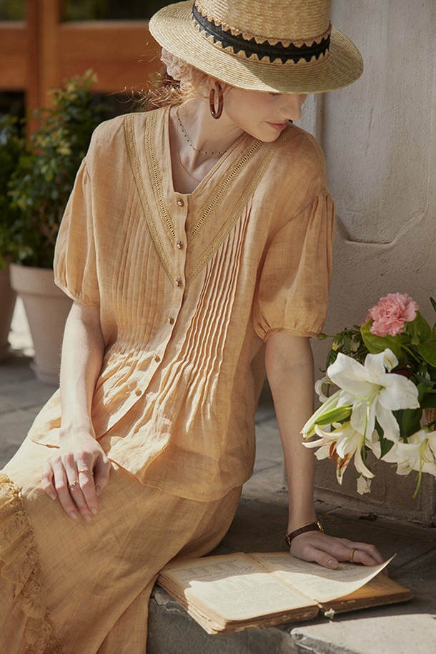 U~aril의 Summer pleat v-neck shirt는 봄, 여름 시즌을 위한 여성 상의입니다. 우아하고 베이직한 스타일의 레귤러핏 옐로우 색상 반소매 셔츠로, 브이넥 디자인과 플리츠 디테일이 특징입니다. 폴리에스테르 소재의 무지 패턴으로 제작되어 일상복으로 활용하기 좋습니다.
