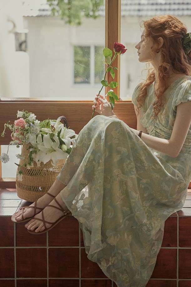 상큼한 민트 컬러의 자카드 셔링 브이넥 원피스입니다. 부드러운 폴리에스테르 소재로 제작되어 봄, 여름 시즌에 시원하고 편안하게 착용할 수 있습니다. 여성스러운 무드를 연출하는 미디 기장의 레귤러핏 반소매 원피스로, 셔링 디테일이 우아함을 더합니다.
