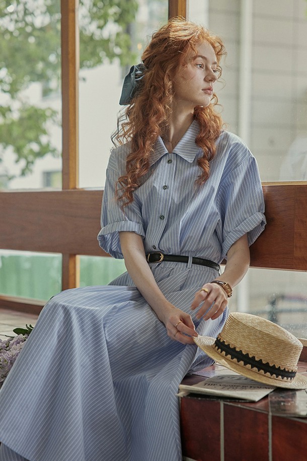 시원한 블루 컬러의 하프 밴딩 스트라이프 셔츠 원피스입니다. 면 소재로 제작되어 봄, 여름 데일리룩에 적합하며, 셔츠 칼라와 플레어 치마 타입으로 스위트하면서도 베이직한 스타일을 연출합니다. 반소매 디자인과 레귤러핏으로 편안하게 착용 가능하며, 벨트 스타일링(별도)으로 다양한 분위기를 낼 수 있습니다.
