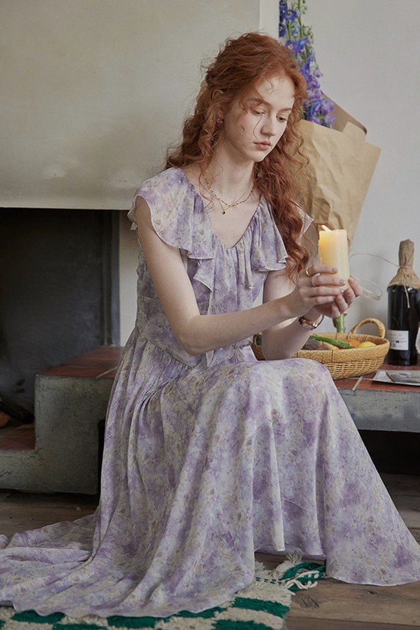 세련된 플라워 패턴과 프릴 디테일이 돋보이는 여성용 브이넥 민소매 미디 원피스입니다. A라인 플레어 실루엣으로 우아하고 클래식한 무드를 선사하며, 부드러운 폴리에스테르 소재로 제작되어 편안하게 착용할 수 있습니다. 톤 다운된 퍼플 컬러가 세련된 분위기를 더해 봄, 여름 일상룩에 활용하기 좋습니다.
