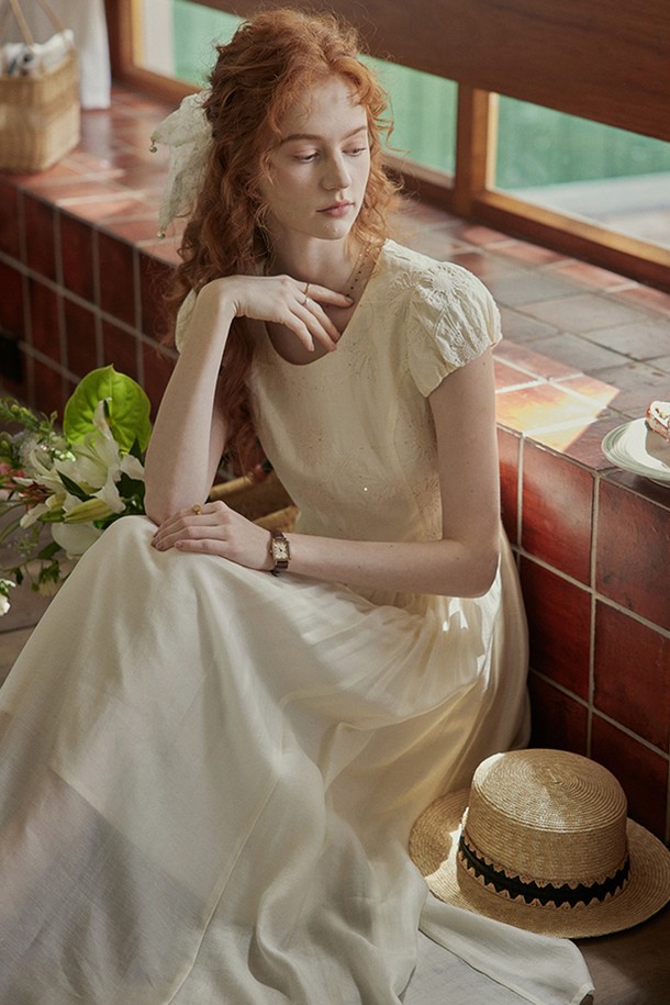 아이보리 컬러의 롱 기장 여성용 플레어 원피스입니다. LYOCELL과 POLYAMIDE 혼방 소재로 제작되었으며, 라운드 넥과 퍼프 소매, 자수 디테일이 우아하고 클래식한 분위기를 자아냅니다. 안감이 있어 비침 걱정 없이 봄, 여름 시즌 일상복으로 즐겨 입을 수 있습니다.
