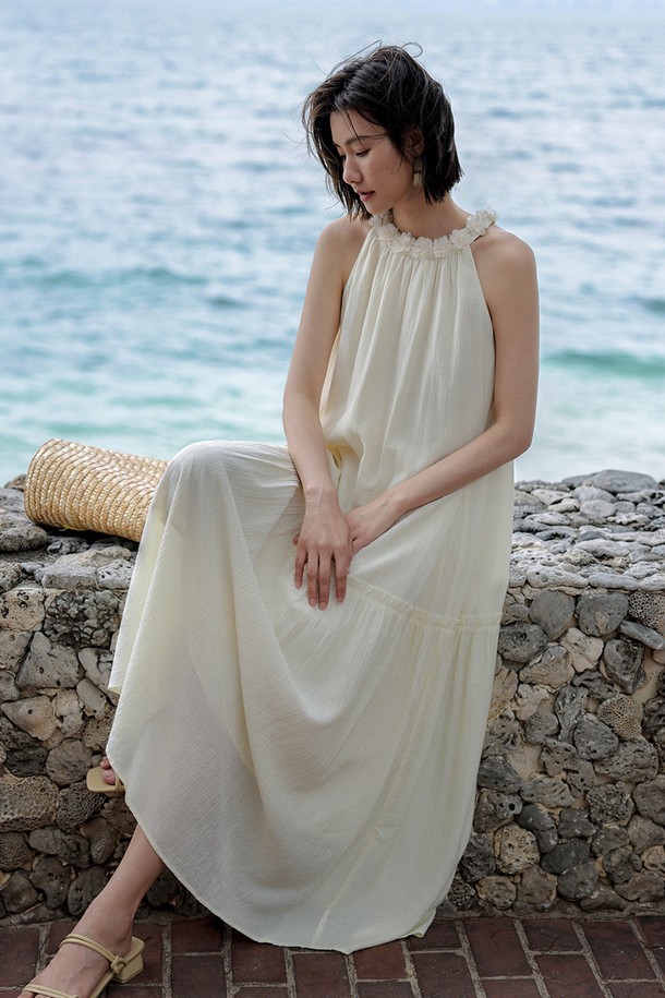 LS 프렌치 홀터넥 드레스는 우아함과 캐주얼함을 동시에 선사하는 여성용 홀터넥 원피스입니다. 부드러운 비스코스, 나일론 혼방 소재로 제작되어 편안한 착용감을 자랑하며, A라인 플레어 치마는 여성스러운 실루엣을 연출합니다. 아이보리 컬러의 무지 디자인은 어떤 스타일에도 잘 어울리며, 안감이 있어 비침 걱정 없이 즐길 수 있습니다. 민소매 디자인으로 봄, 여름 휴가룩, 리조트룩, 여행룩에 적합하며, 슬립 드레스가 내장되어 편안함을 더했습니다.
