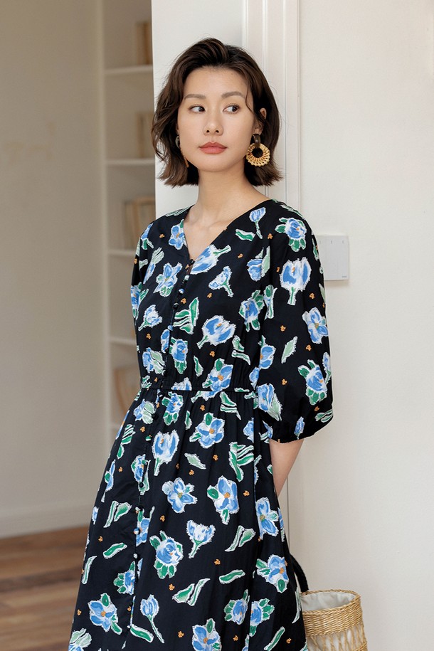 플라워 섀도우 프렌치 드레스는 여성스러운 실루엣을 연출하는 원피스입니다. 부드러운 코튼 소재로 제작되어 가볍고 편안한 착용감을 선사하며, 7부 소매와 V넥 디자인이 특징입니다. 블랙 컬러 바탕에 플라워 패턴이 더해져 우아하면서도 캐주얼한 무드를 자아냅니다. 루즈핏으로 활동성을 높였으며, 슬릿 디테일이 은은한 포인트를 더해줍니다. 데이트룩, 카페룩, 모임룩 등 다양한 TPO에 클래식, 로맨틱, 캐주얼 스타일로 활용하기 좋습니다.
