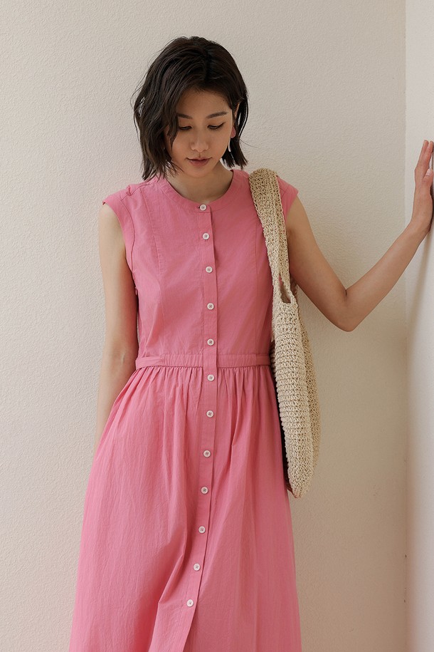 사랑스러운 핑크 컬러의 코튼 민소매 원피스입니다. 부드러운 면 소재로 제작되어 여름철 시원하고 편안하게 착용할 수 있습니다. A라인 플레어 스커트와 허리 리본 디테일이 여성스러운 실루엣을 연출하며, 조절 가능한 허리끈으로 핏을 자유롭게 조절할 수 있습니다. 라운드넥 디자인과 민소매 기장으로 캐주얼하면서도 미니멀한 스타일을 즐길 수 있으며, 데이트룩, 동네 마실룩, 카페룩 등 다양한 TPO에 활용하기 좋습니다. 베이직하고 로맨틱한 무드를 동시에 느낄 수 있는 아이템입니다.
