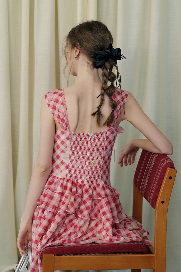 플라워 플레이드 프릴 민소매 드레스는 여성스러운 매력을 선사하는 원피스입니다. 레드 컬러의 플라워와 체크 패턴, 플레어 디자인이 조화롭게 어우러져 우아한 분위기를 연출합니다. 봄, 여름 시즌에 어울리는 민소매 디자인으로, 스퀘어넥과 프릴, 리본 장식이 로맨틱한 포인트를 더합니다. 데이트룩, 카페룩, 봄 소풍룩 등 다양한 TPO에 활용 가능하며, 안감 처리가 되어 있어 편안하게 착용할 수 있습니다. 폴리에스테르 소재로 제작되었으며, 리본 장식이 고정되어 있고 이너 라이닝이 포함되어 있습니다.
