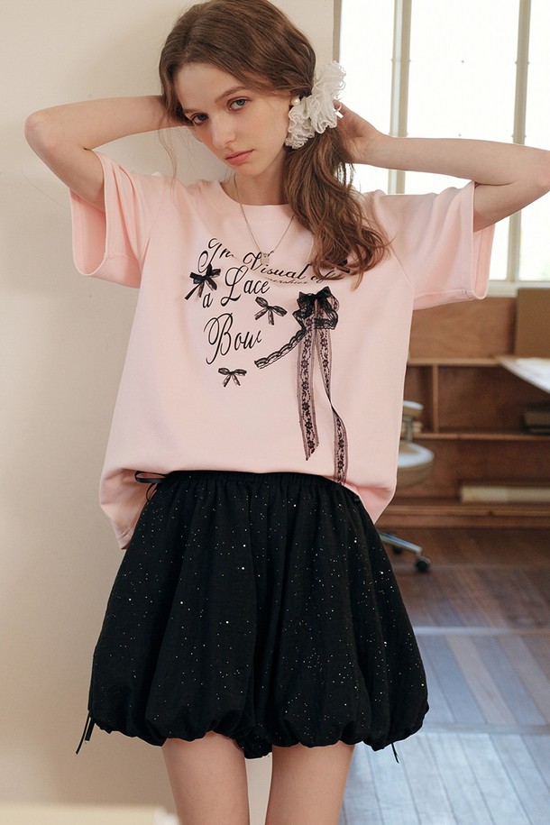 블랙 스팽글 벌룬 스커트는 여성스러운 매력을 극대화하는 아이템입니다. 폴리에스테르와 비스코스 혼방 소재로 제작되어 편안하면서도 우아한 착용감을 선사합니다. 밴딩 허리와 리본 장식, 안감 디테일이 더해져 더욱 섬세하고 고급스러운 분위기를 연출합니다. 데이트룩, 파티룩, 연말 모임룩 등 특별한 날, 클래식, 로맨틱, 시크 스타일을 완성해보세요. 미니스커트 기장으로 다리가 길어 보이는 효과를 주며, 벌룬 핏이 사랑스러운 실루엣을 만들어줍니다.
