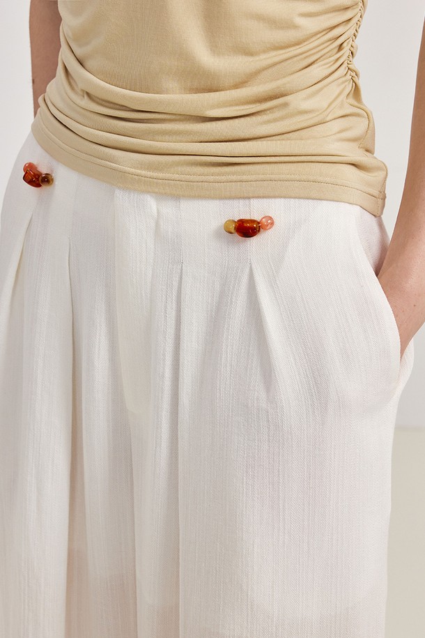 얇은 스트레이트 와이드 레그 뗌-바지 (2컬러)는 미니멀하고 페미닌한 무드를 연출하는 여성용 바지입니다. 비스코스와 나일론 혼방 소재로 제작되어 부드러운 촉감과 편안한 착용감을 선사하며, 얇은 두께감으로 봄, 여름 시즌에 활용하기 좋습니다. 루즈핏의 와이드, 스트레이트 핏으로 체형 커버에 효과적이며, 밴딩 처리되어 편안함을 더했습니다. 화이트와 블랙 두 가지 컬러로 출시되어 데이트룩과 같은 다양한 일상 스타일을 연출할 수 있습니다. 모델 착용 사이즈는 S이며, 모델 신장은 175cm입니다.
