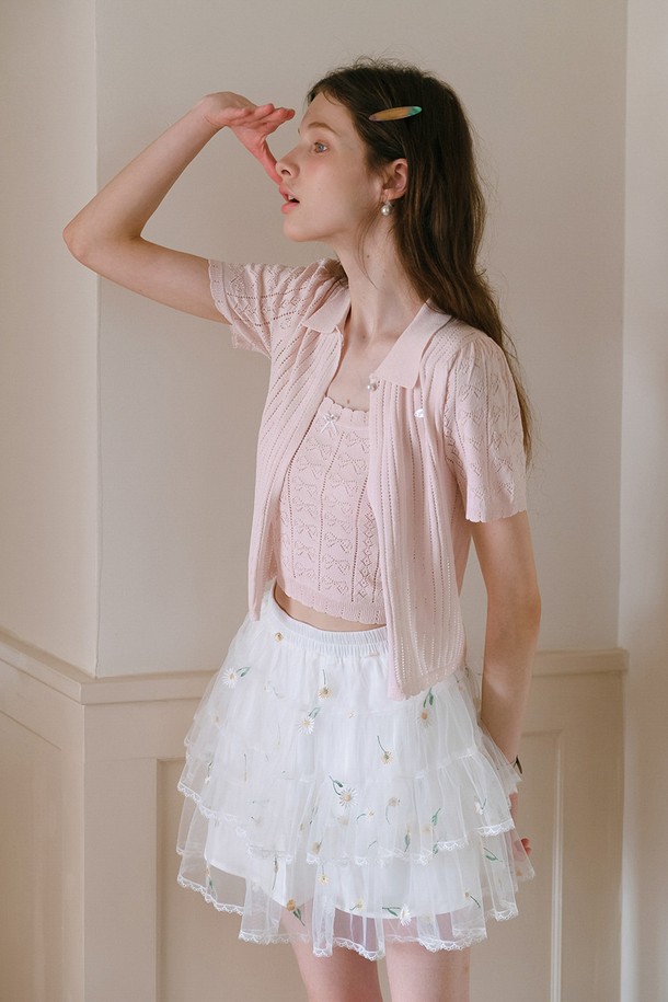 여성스러운 핑크 컬러의 크로셰 칼라 반소매 가디건입니다. 부드러운 폴리에스터와 비스코스 혼방 소재로 제작되어 얇고 가벼운 착용감을 선사하며, 레이스 패턴과 크로셰 디테일이 우아한 무드를 더합니다. 버튼 여밈 방식의 레귤러핏 디자인으로, 봄, 여름철 일상복으로 활용하기 좋습니다.
