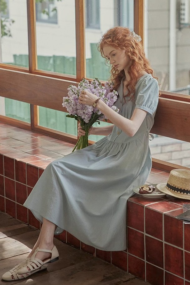 시원한 블루 컬러의 큐반 칼라 포켓 셔츠 드레스입니다. LYOCELL과 POLYAMIDE 혼방 소재로 제작되어 부드럽고 편안한 착용감을 선사하며, A라인 플레어 스커트 핏으로 우아한 실루엣을 연출합니다. 뒷면 리본 타이와 포켓 디테일이 돋보이며, 반소매 디자인으로 봄, 여름철 일상에서 활용하기 좋습니다.
