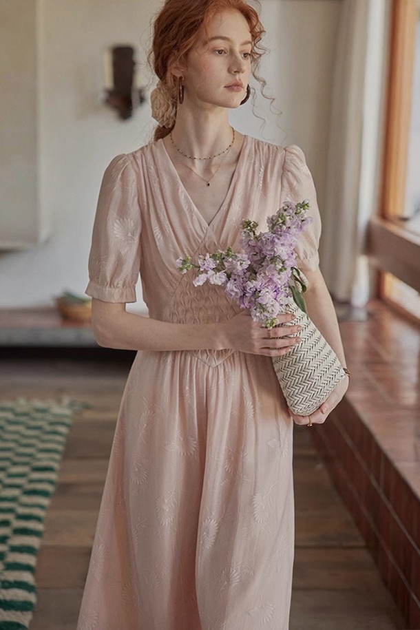 PROUDMARY의 핑크 자카드 V넥 원피스입니다. 폴리에스터와 비스코스 혼방 소재로 제작되어 봄, 여름 시즌에 우아하고 클래식한 분위기를 연출합니다. 반소매, 레귤러핏 디자인에 안감이 있어 편안하게 착용할 수 있으며, 모델은 S 사이즈를 착용했습니다.
