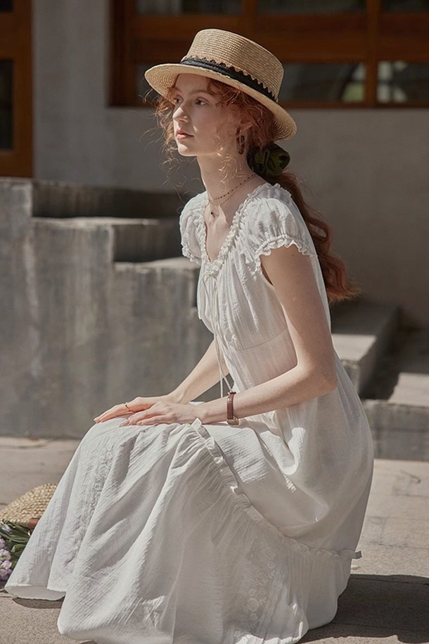 아이보리 컬러의 우아한 레이스 원피스입니다. 폴리에스테르, 아세테이트 혼방 소재로 제작되었으며, 퍼프 소매와 스퀘어넥 라인이 여성스러운 매력을 더합니다. 넉넉한 루즈핏과 맥시 기장으로 편안하면서도 엘레강스한 스타일을 연출하며, 네크라인 리본으로 포인트를 줄 수 있습니다.
