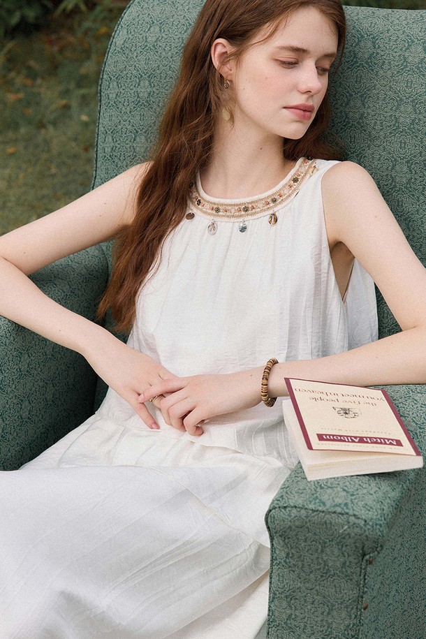 바캉스 레이어드 민소매 원피스는 여성스러움과 편안함을 동시에 선사하는 아이템입니다. 부드러운 비스코스, 나일론 혼방 소재로 제작되어 봄, 여름 시즌에 시원하게 착용하기 좋습니다. 라운드넥 디자인과 루즈핏으로 편안한 착용감을 제공하며, 레이어드 디테일이 우아한 무드를 더합니다. 아이보리 컬러의 무지 패턴으로 어떤 스타일에도 쉽게 매치 가능하며 데일리룩, 휴가룩, 여행룩 등 다양한 TPO에 활용할 수 있습니다. 안감이 있어 비침 걱정 없이, 미니멀하고 캐주얼한 스타일을 연출해보세요.
