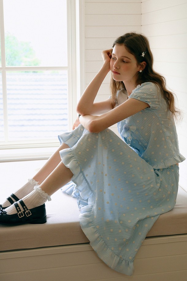 플라워 자수 밴딩 스커트는 여성스러움이 돋보이는 A라인 스커트입니다. 시원한 블루 컬러에 플라워 자수 디테일이 더해져 우아한 분위기를 연출합니다. 봄, 여름 시즌에 착용하기 좋으며, 밴딩 디자인으로 편안한 착용감을 선사합니다. 데이트룩, 카페룩, 봄 소풍룩 등 다양한 TPO에 활용 가능하며, 로맨틱, 클래식, 미니멀 스타일을 즐기는 분들께 추천합니다. 면과 폴리에스터 혼방 소재에 안감이 있어 비침 걱정 없이 착용할 수 있습니다.
