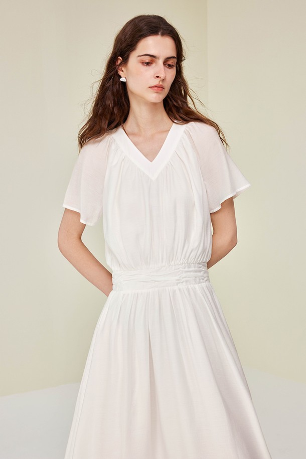 화사한 화이트 컬러의 롱 원피스로, 봄, 여름 시즌에 어울리는 여성스러운 아이템입니다. 아세테이트, 폴리에스터, 나일론 혼방의 부드러운 소재에 허리 절개 디자인과 A라인 플레어 스커트가 더해져 우아한 실루엣을 연출합니다. 심플한 V넥 반소매 디자인으로, 안감이 있어 비침 걱정 없이 편안하게 착용 가능합니다.
