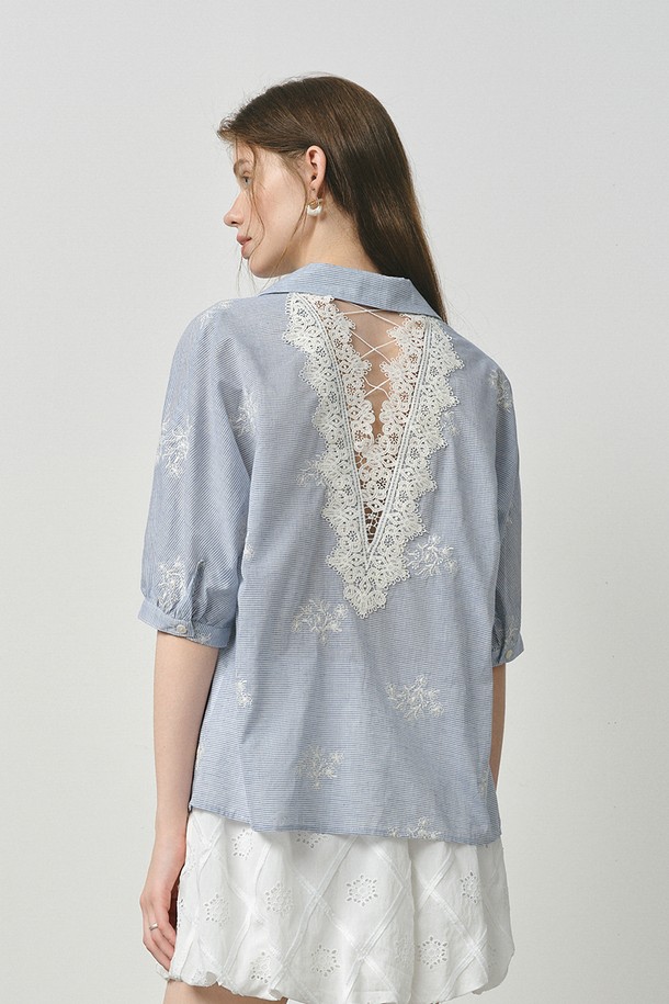싱그러운 플라워 자수 디테일이 돋보이는 여성 셔츠 블라우스입니다. 시원한 블루 컬러의 면 소재로 제작되어 봄, 여름에 시원하게 착용하기 좋으며, 레귤러 핏과 셔츠 칼라 디자인으로 우아한 분위기를 연출합니다. 백 컷아웃 디테일이 더해져 은은한 섹시함을 더하며, 반소매 기장으로 편안함까지 갖춘 데일리 아이템입니다.
