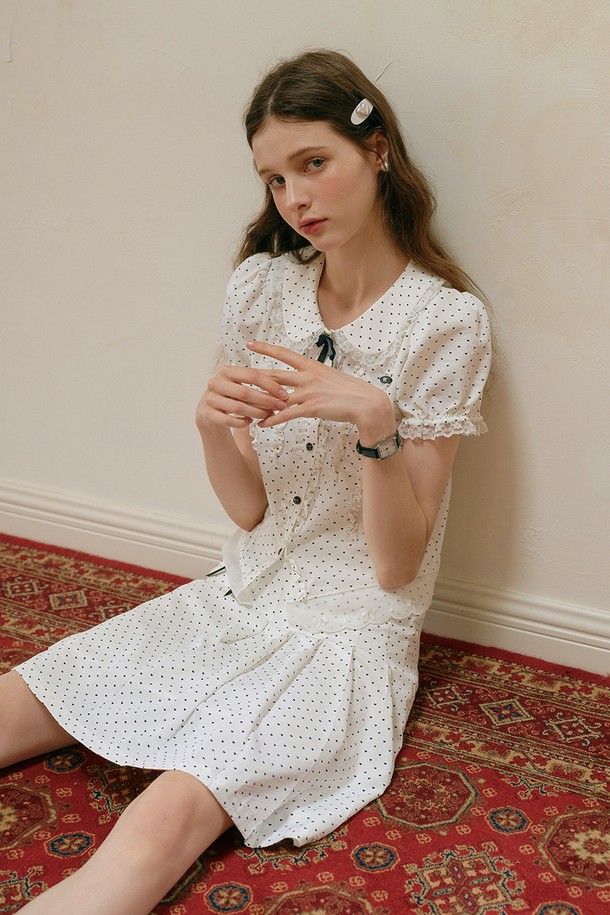 하트 도트 포켓 플리츠 스커트입니다. 화이트 컬러의 여성 의류로, 봄과 여름에 어울리는 우아한 스타일을 연출합니다. 플리츠 스커트 디자인에 도트 패턴이 돋보이며, 안감과 리본 포켓, 레이스 디테일로 포인트를 주었습니다. 데이트룩, 카페룩, 봄 소풍룩 등 다양한 TPO에 활용 가능하며, 클래식, 걸리시, 미니멀 스타일을 즐기는 분들께 추천합니다. 레귤러 핏으로 편안하게 착용할 수 있습니다.
