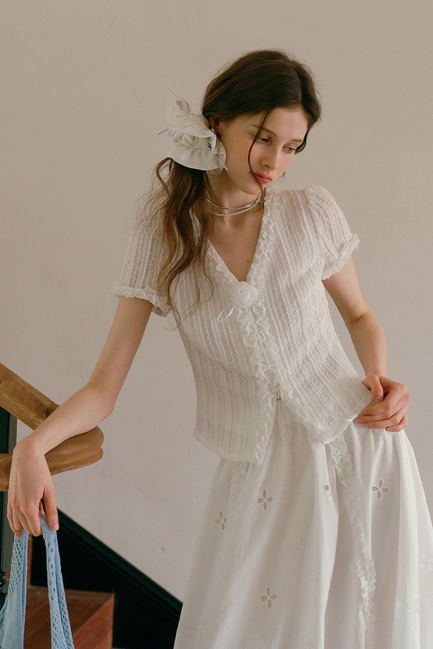 화사한 봄, 여름 스타일을 완성할 여성용 러플 V넥 반소매 가디건입니다. 얇은 폴리에스테르 소재로 제작되어 가볍고 시원하며, 우아한 무드의 러플 디테일이 특징입니다. 분리형 꽃 장식으로 포인트를 더했으며, Cest_Ruffle 자수 벌룬 스커트와 함께 코디하여 더욱 스타일리시하게 연출할 수 있습니다.
