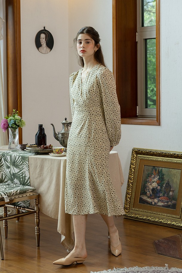 플라워 월드 롱 슬리브 드레스_GREEN은 우아한 분위기를 연출하는 여성용 A라인 플레어 원피스입니다. 봄, 가을 계절에 어울리는 긴 소매 디자인으로, 핏은 레귤러핏이며, 그린 컬러의 폴리에스테르 소재로 제작되었습니다. 뒷면 지퍼와 가슴 부분 이너 버튼 디테일이 있으며, 안감은 없습니다.
