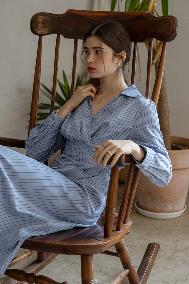 **상품 설명:**

산뜻한 블루 컬러의 브이넥 스트라이프 롱 슬리브 드레스입니다. 면과 폴리에스테르 혼방 소재로 제작되어 부드러운 촉감과 편안한 착용감을 선사하며, 레귤러핏으로 자연스러운 실루엣을 연출합니다. 숨겨진 버튼 디테일, 허리 밴드 고정, 이너 라이닝이 더해져 스위트한 무드를 완성하며 캐주얼한 스타일로 즐기기 좋습니다.
