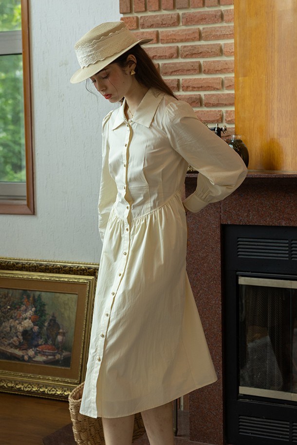 아이보리 색상의 여성용 롱 슬리브 원피스로, 봄, 가을에 착용하기 좋습니다. 면 소재의 무지 디자인으로, 우아하고 미니멀한 스타일을 연출합니다. A라인 실루엣과 레귤러 핏으로 편안하게 착용 가능하며, 라운드 넥과 버튼 디테일이 특징입니다.
