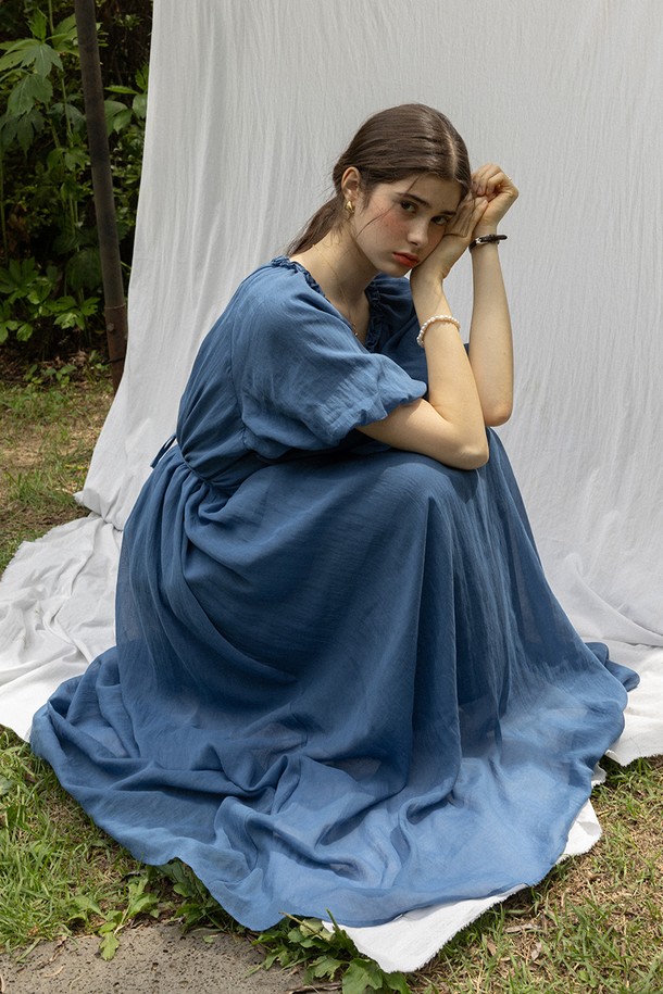 우아하고 클래식한 무드의 네크라인 플리츠 원피스_BLUE입니다. 라운드넥 디자인에 반소매 기장으로, 봄과 여름에 시원하게 착용하기 좋습니다. 폴리에스터와 스판덱스 혼방 소재로 제작되어 레귤러핏으로 편안하게 착용 가능하며, 허리 스트링과 리본 장식, 플리츠 디테일로 여성스러운 실루엣을 연출합니다.
