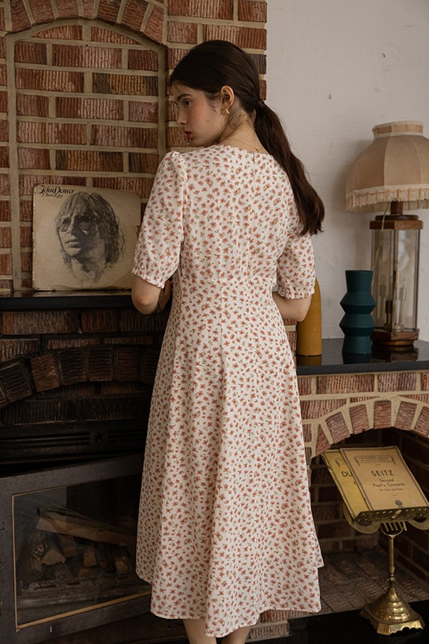 아이보리 컬러의 Pink flower dress는 봄, 여름 시즌에 어울리는 여성 미디 원피스입니다. 부드러운 폴리에스테르 소재에 플라워 패턴과 A라인 플레어 치마핏이 더해져 우아하고 페미닌한 분위기를 연출합니다. 라운드넥, 반소매 디자인에 안감이 있어 편안하게 착용할 수 있으며, 백지퍼와 미디 기장으로 깔끔하게 마감되었습니다.
