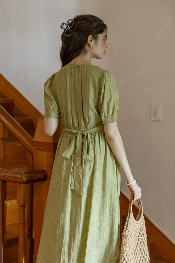 싱그러운 숲을 담은 듯한 Secret forest dress_GREEN 원피스입니다. 가볍고 시원한 폴리에스테르 소재로 제작되어 봄, 여름 시즌에 즐겨 입기 좋으며, A라인 플레어 스커트가 우아한 실루엣을 선사합니다. 허리 밴딩과 조절 끈, 안감 처리로 편안한 착용감을 제공하며, 가슴 부분 히든 버튼과 V넥 디자인으로 은은한 포인트를 더했습니다.
