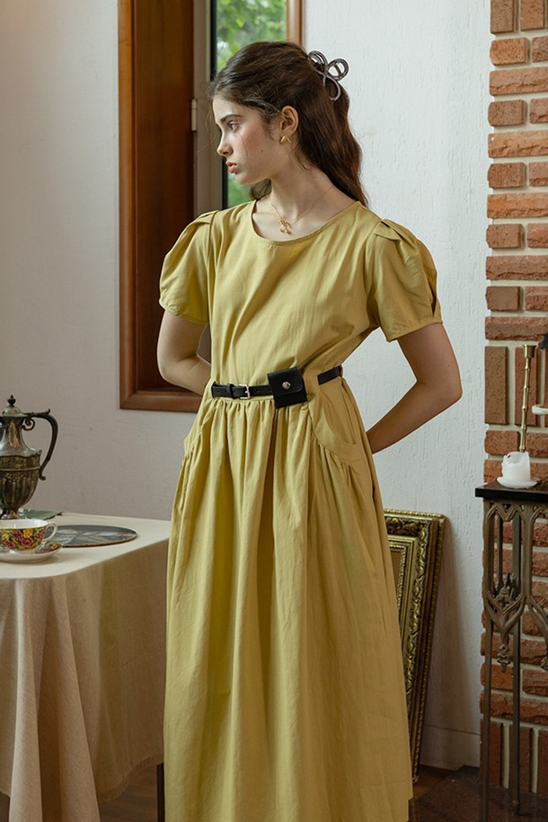 올리브 컬러의 Grassland 반소매 원피스는 여성스러운 매력을 선사합니다. 면 40%와 레이온 60% 혼방 소재로 제작되어 부드러운 촉감을 자랑하며, A라인 플레어 스커트가 우아한 실루엣을 연출합니다. 라운드넥 디자인에 벨트가 포함되어 있어, 클래식하고 세련된 스타일을 완성할 수 있습니다.
